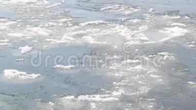 冰冻的冰河在春天融化，冰片流动。 春天的时候，冰在河上漂浮。 <strong>全球</strong>变暖。